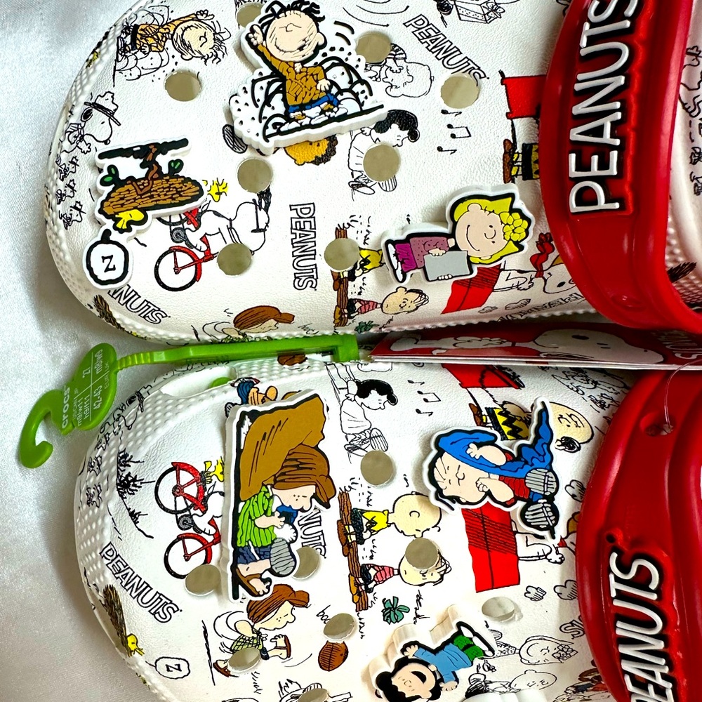 Brand New Crocs Classic Peanuts Clogs Charlie Snoopy